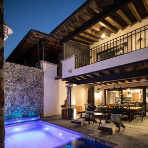 Private Jacuzzi & Pool, Elegant La Escondida 5BR